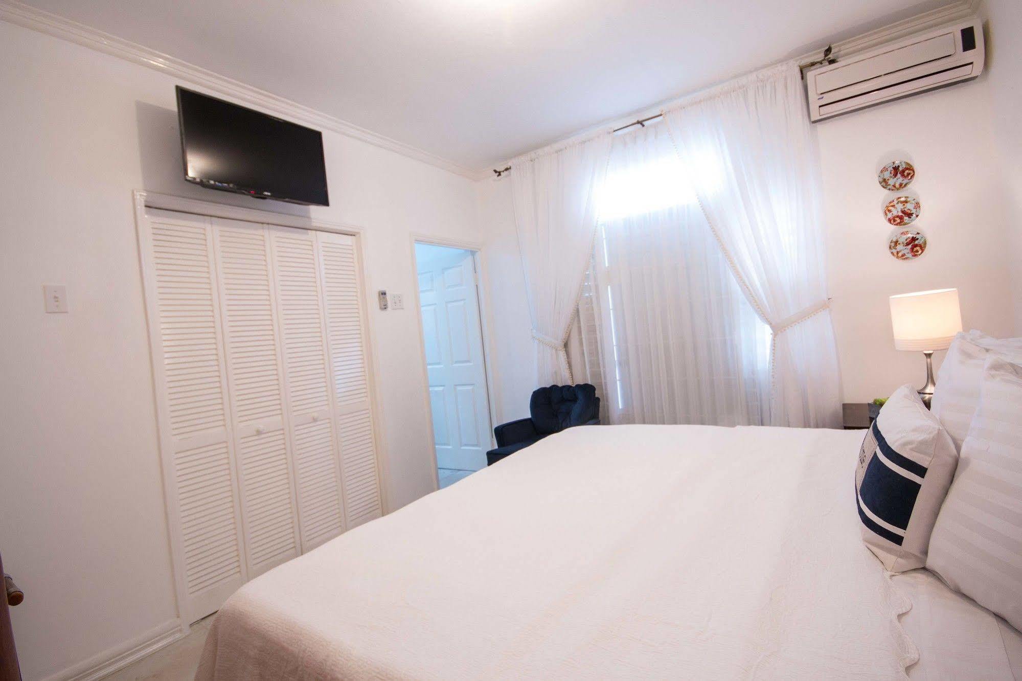 Cattleya'S New Kingston Guest Apartment Exterior photo